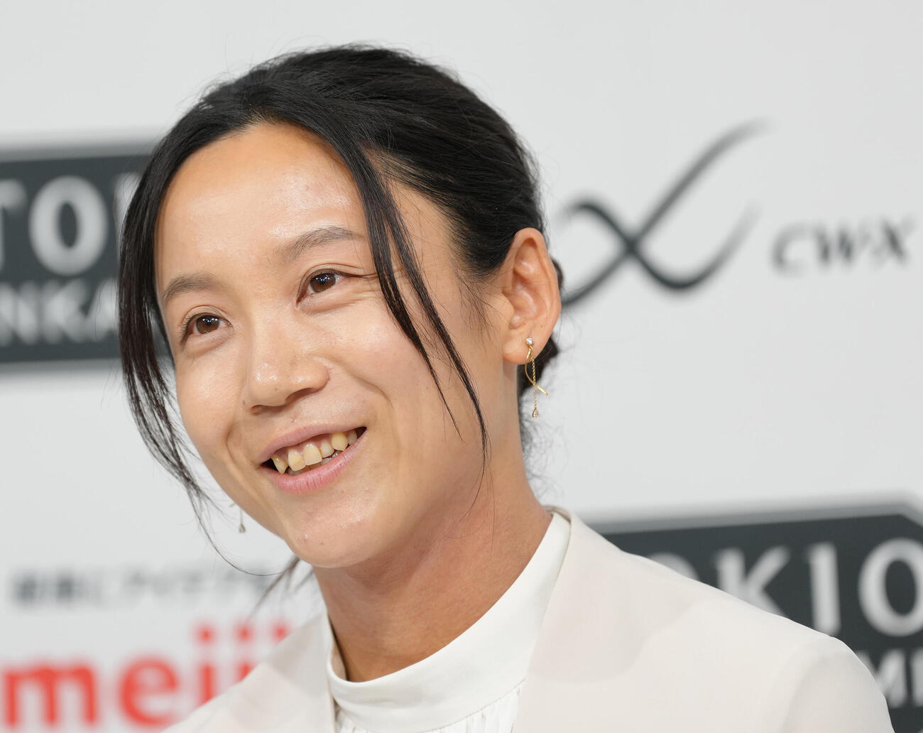 会見中、笑顔を見せる高木美帆（撮影・足立雅史）
