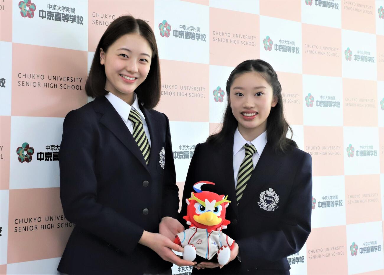 中京大中京高の入学式に出席した上薗（左）と岡田（撮影・藤塚大輔）