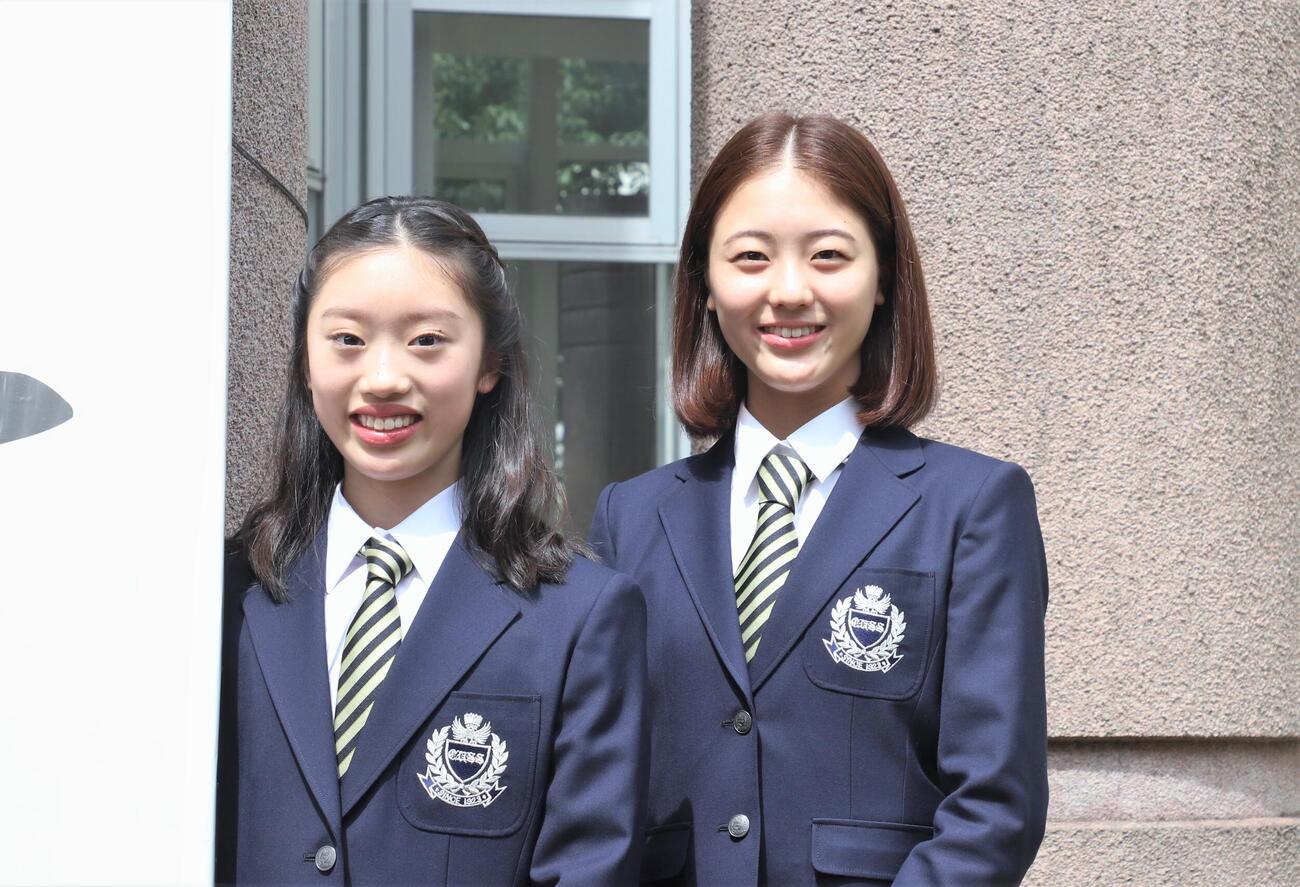 中京大中京高の入学式に出席した岡田（左）と上薗（撮影・藤塚大輔）