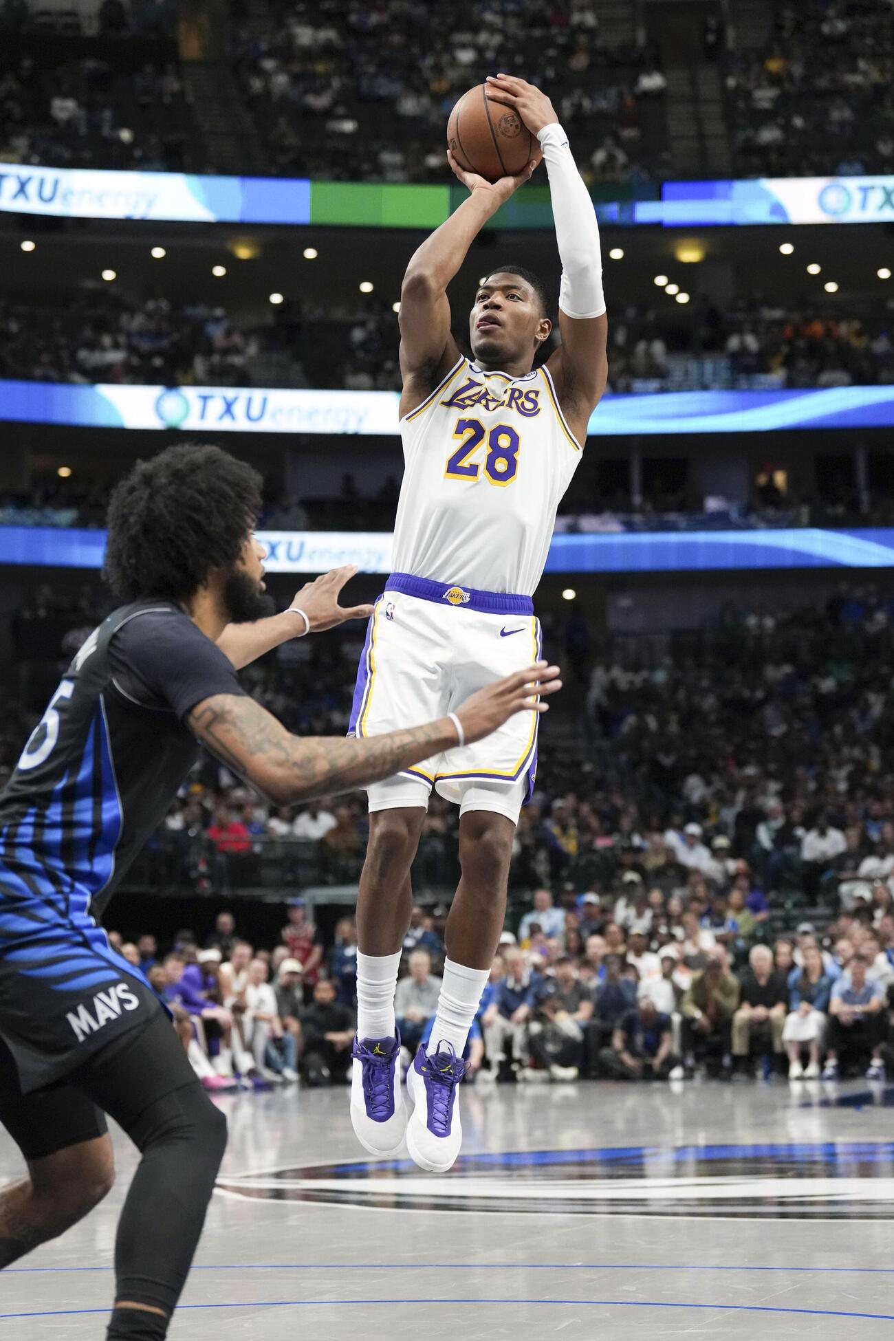 マーベリックス戦でシュートを放つレイカーズの八村＝ダラス（NBAE・ゲッティ＝共同）
