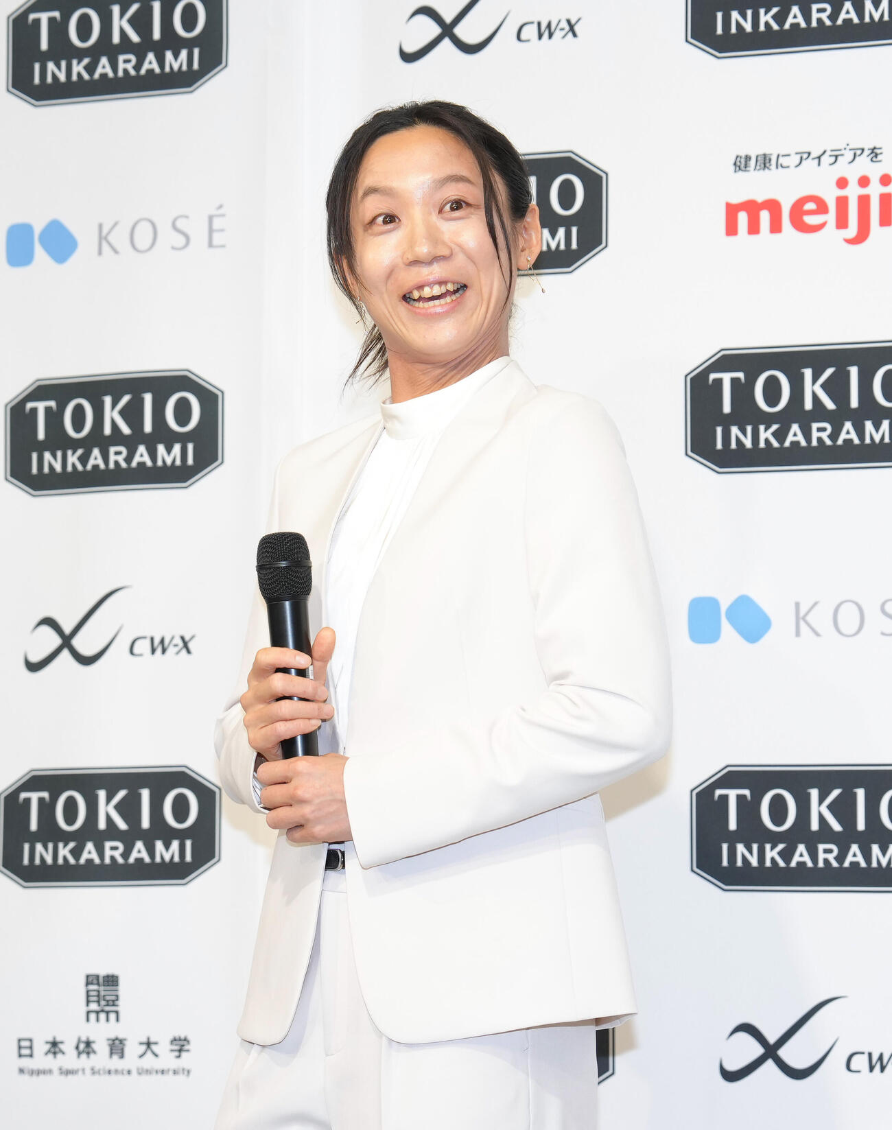 引退会見を行った高木美帆は平野の登場に驚きの表情を見せる（撮影・足立雅史）