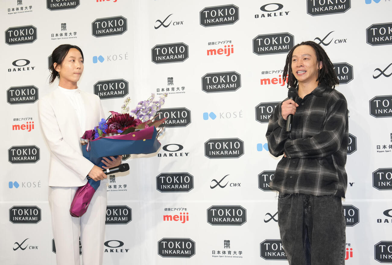 会見にサプライズで登場した平野（右）は高木美帆にメッセージを送る（撮影・足立雅史）