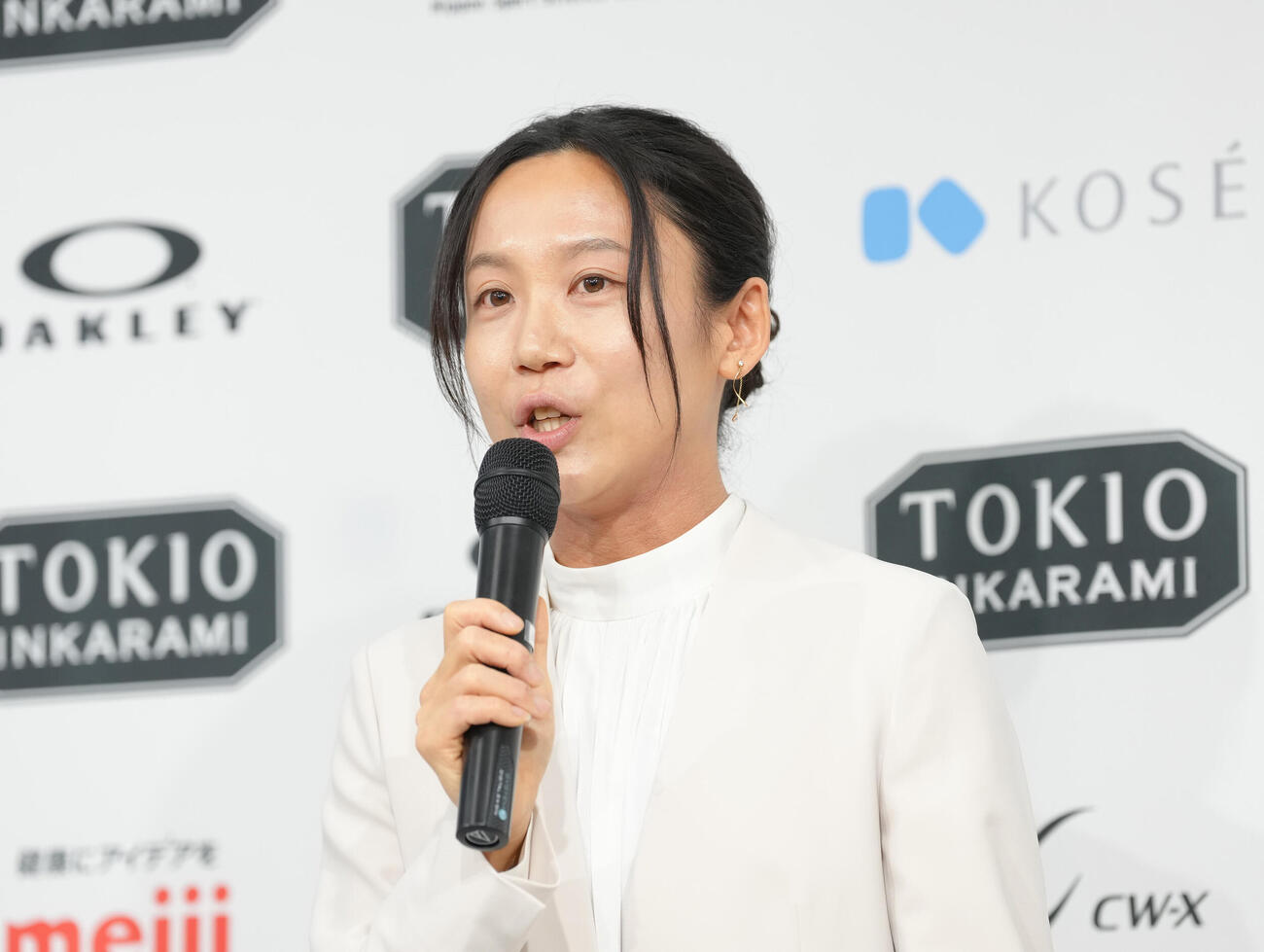 会見に臨む高木美帆（撮影・足立雅史）