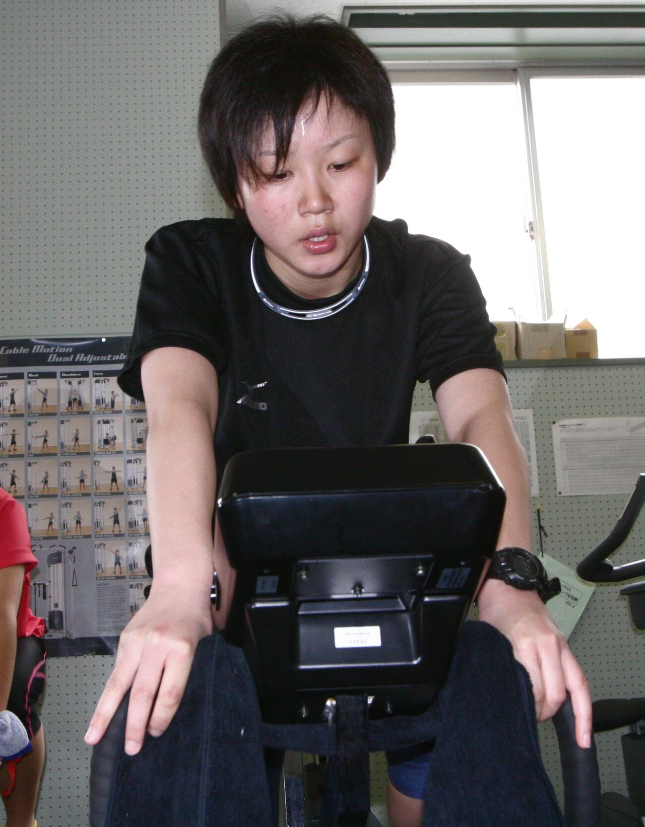 帯広南商　公開練習　汗だくで自転車をこぐスピードスケート高木美帆（2010年4月撮影）