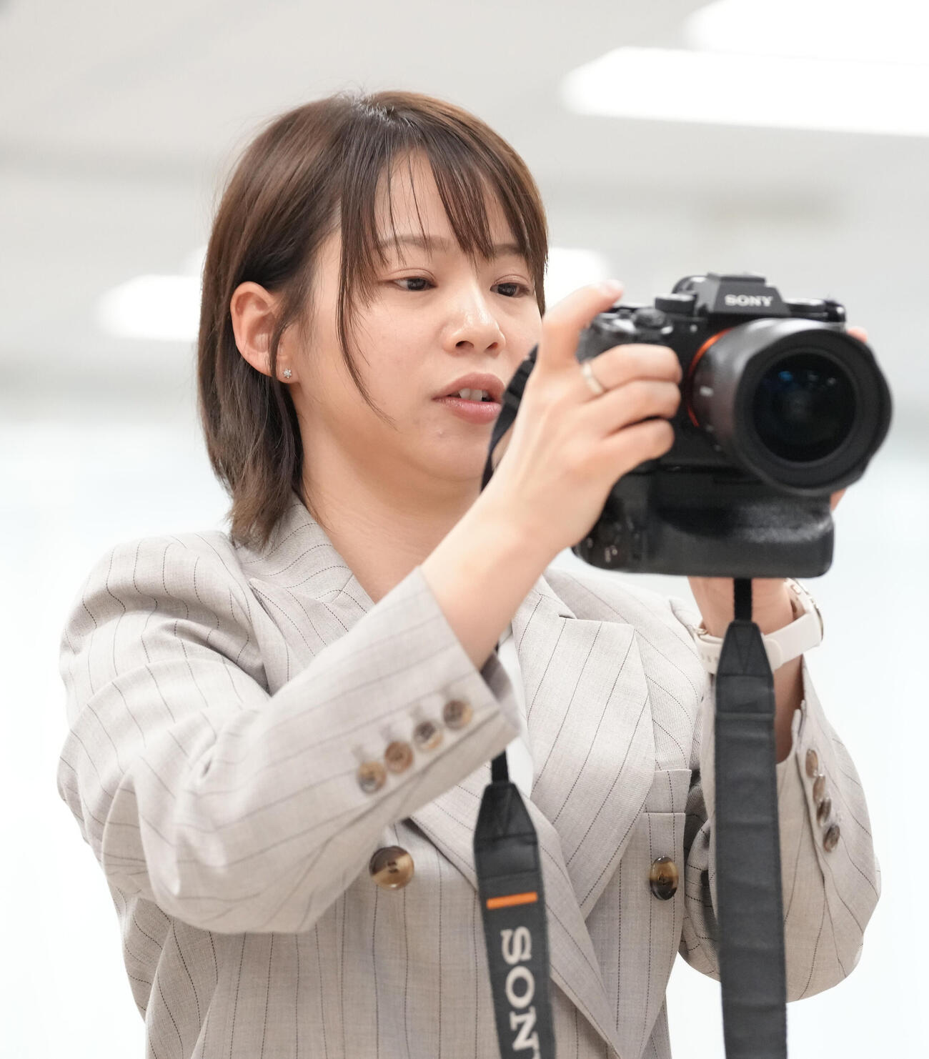 引退会見を終えた妹高木の記念撮影を行う姉菜那さん（撮影・足立雅史）