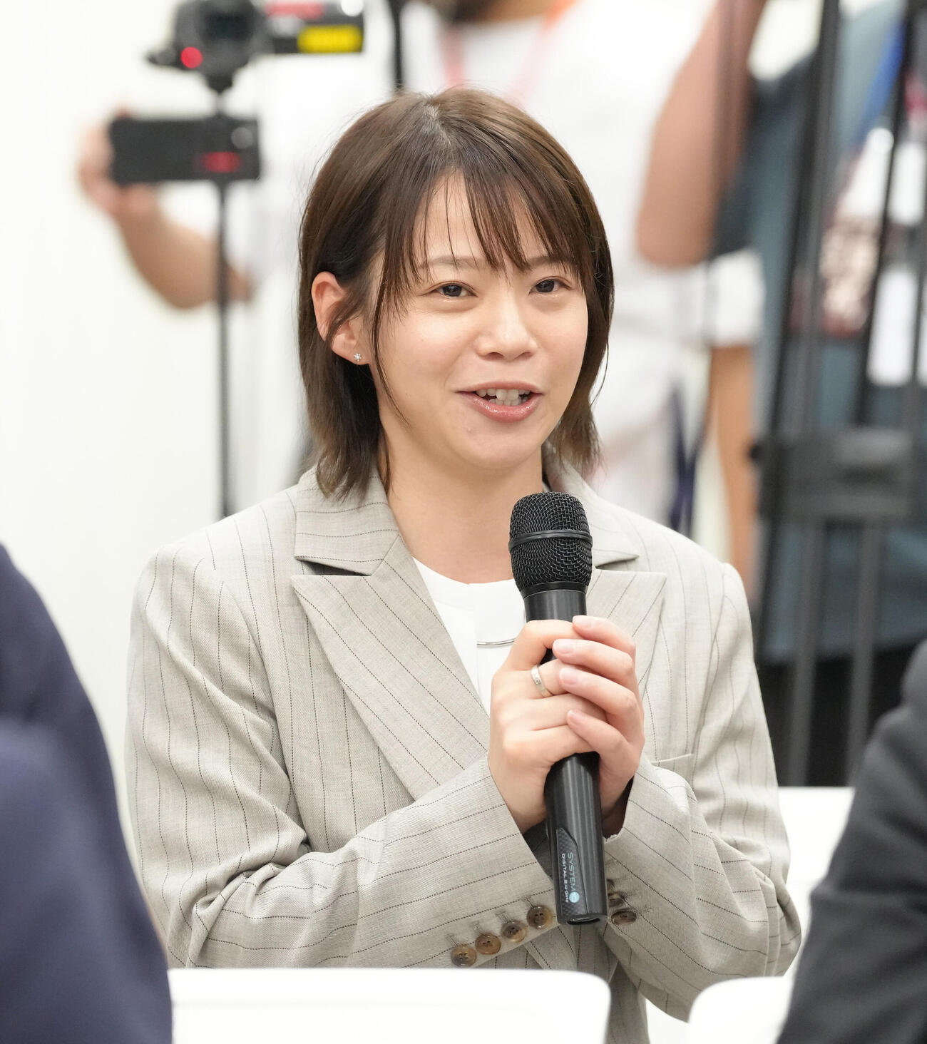 会見で妹高木美帆に質問する姉菜那さん（撮影・足立雅史）