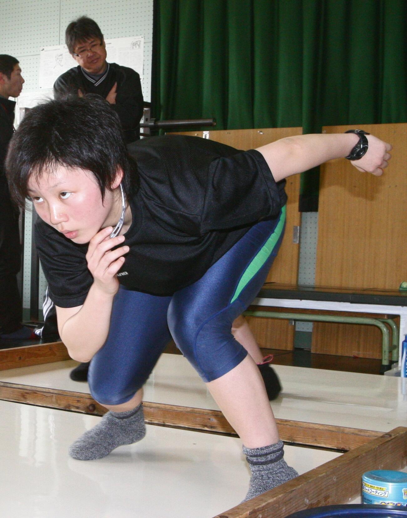 スライドボードでフォームのチェックをするスピードスケート高木美帆。後ろは帯広南商の東出俊一監督（2010年4月撮影）