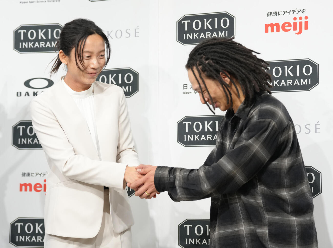高木美帆（左）の引退会見にサプライズで登場し、握手を交わす平野（撮影・足立雅史）
