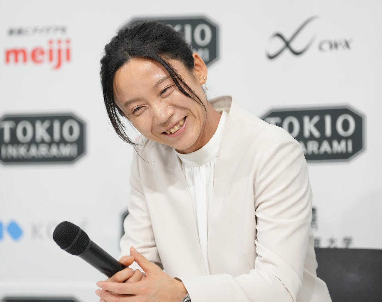 記者会見中、笑顔を見せる高木美帆（撮影・足立雅史）