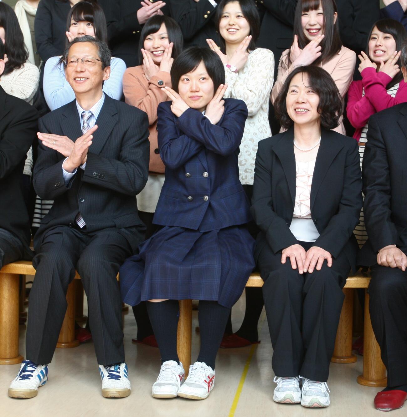 13年3月29日、北海道・帯広南商高の卒業式後の記念撮影でおどけた表情を見せる高木美帆（中央）。左は父愛徳さん、右は母美佐子さん