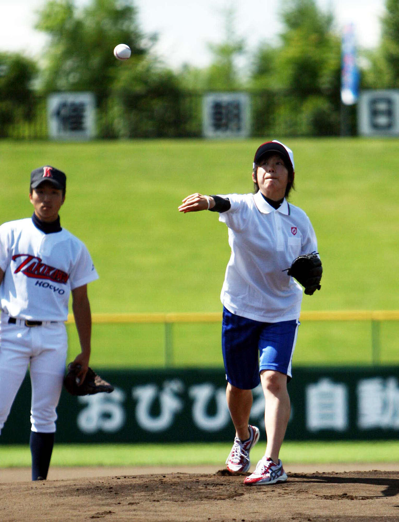 北北海道大会　始球式を務めたスピードスケート高木美帆（帯広南商3年）（2012年7月14日撮影）