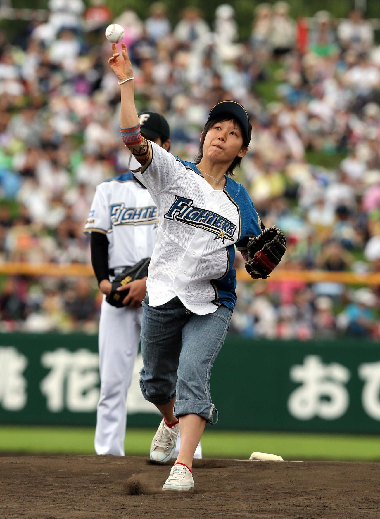 日本ハム対ソフトバンク　始球式する帯広南商・高木美帆（2012年8月7日撮影）