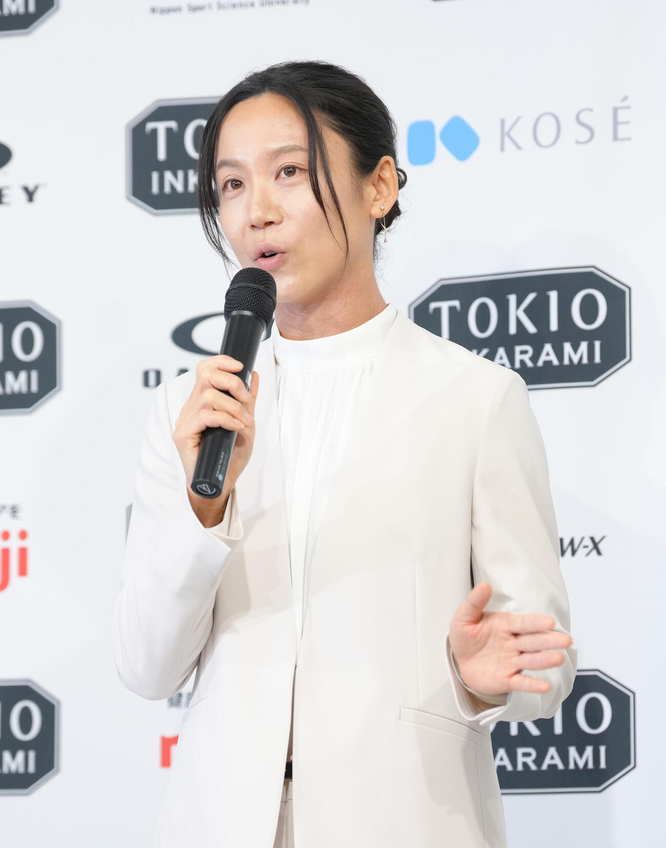 会見に臨む高木美帆（撮影・足立雅史）
