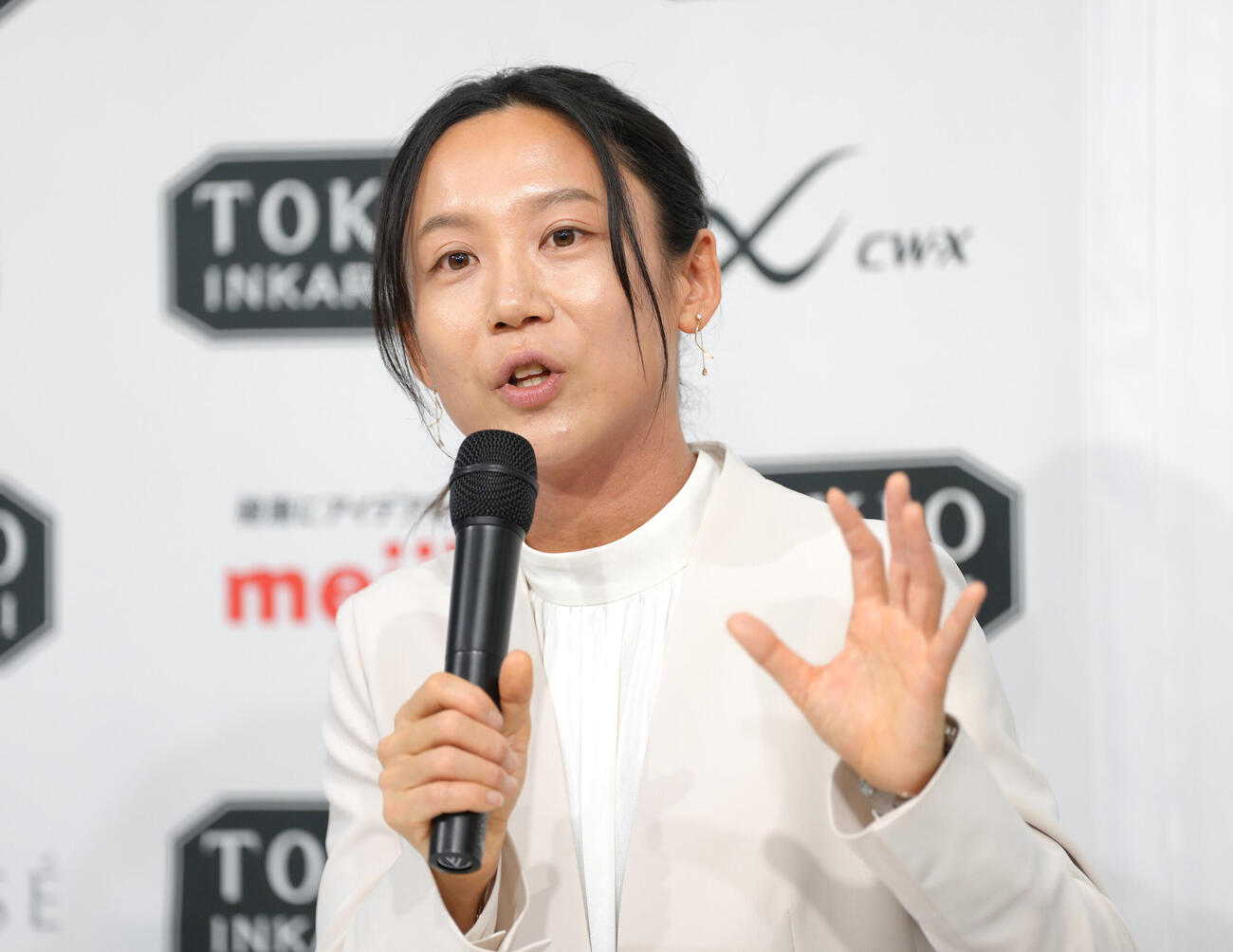 会見に臨む高木美帆（撮影・足立雅史）