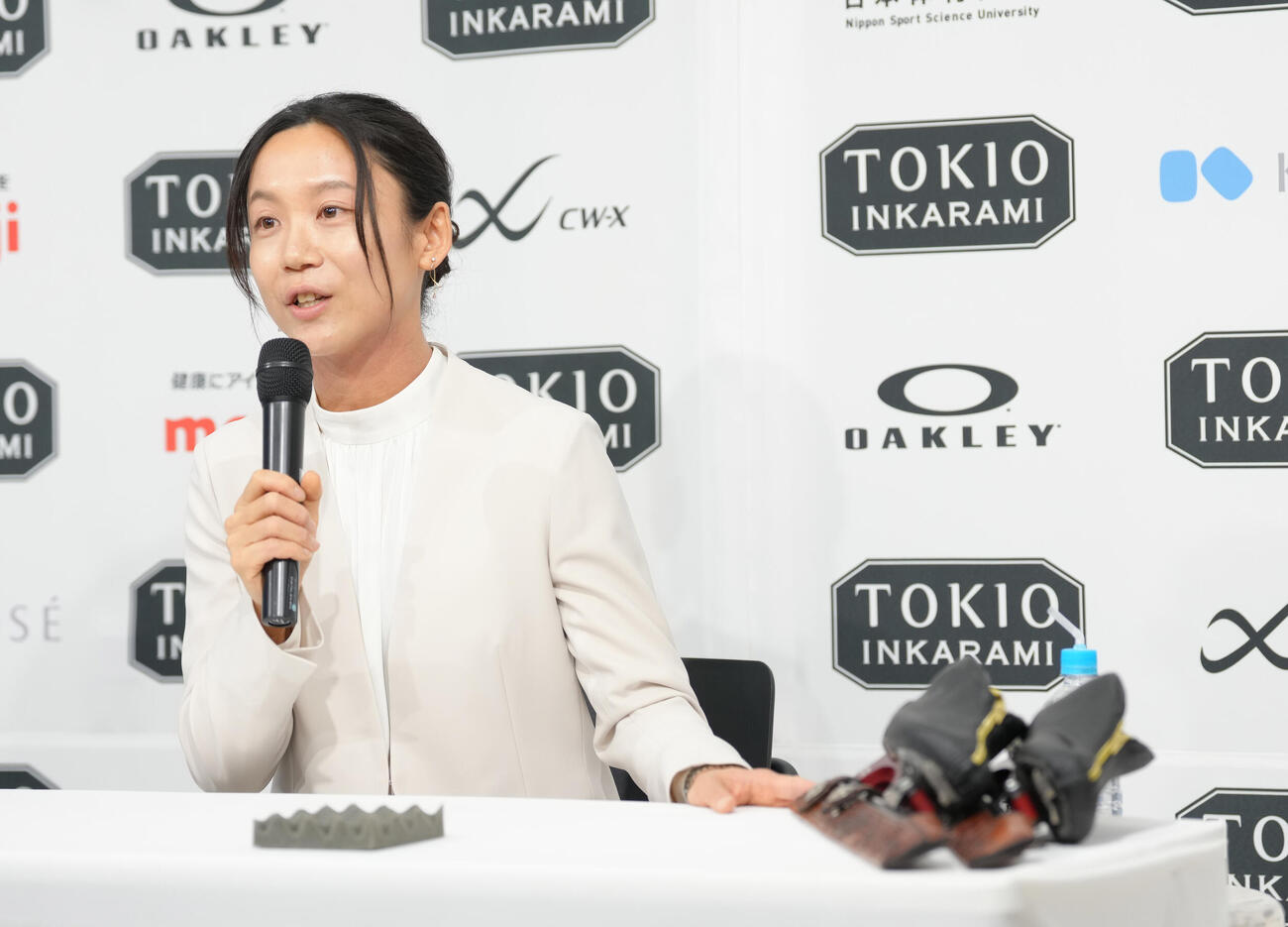 会見でスケート靴を前に思いを語る高木美帆（撮影・足立雅史）
