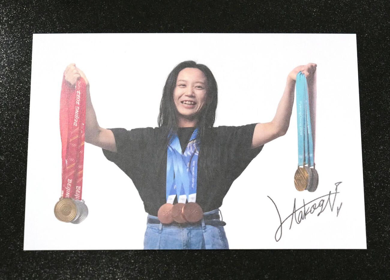 高木美帆の引退会見で報道陣に配られたポストカード（撮影・足立雅史）