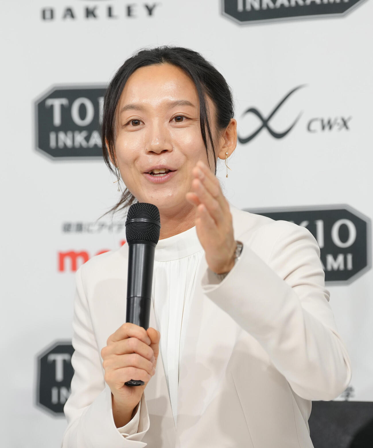 会見中、姉菜那さんの存在に気がつき笑顔を見せる高木美帆（撮影・足立雅史）