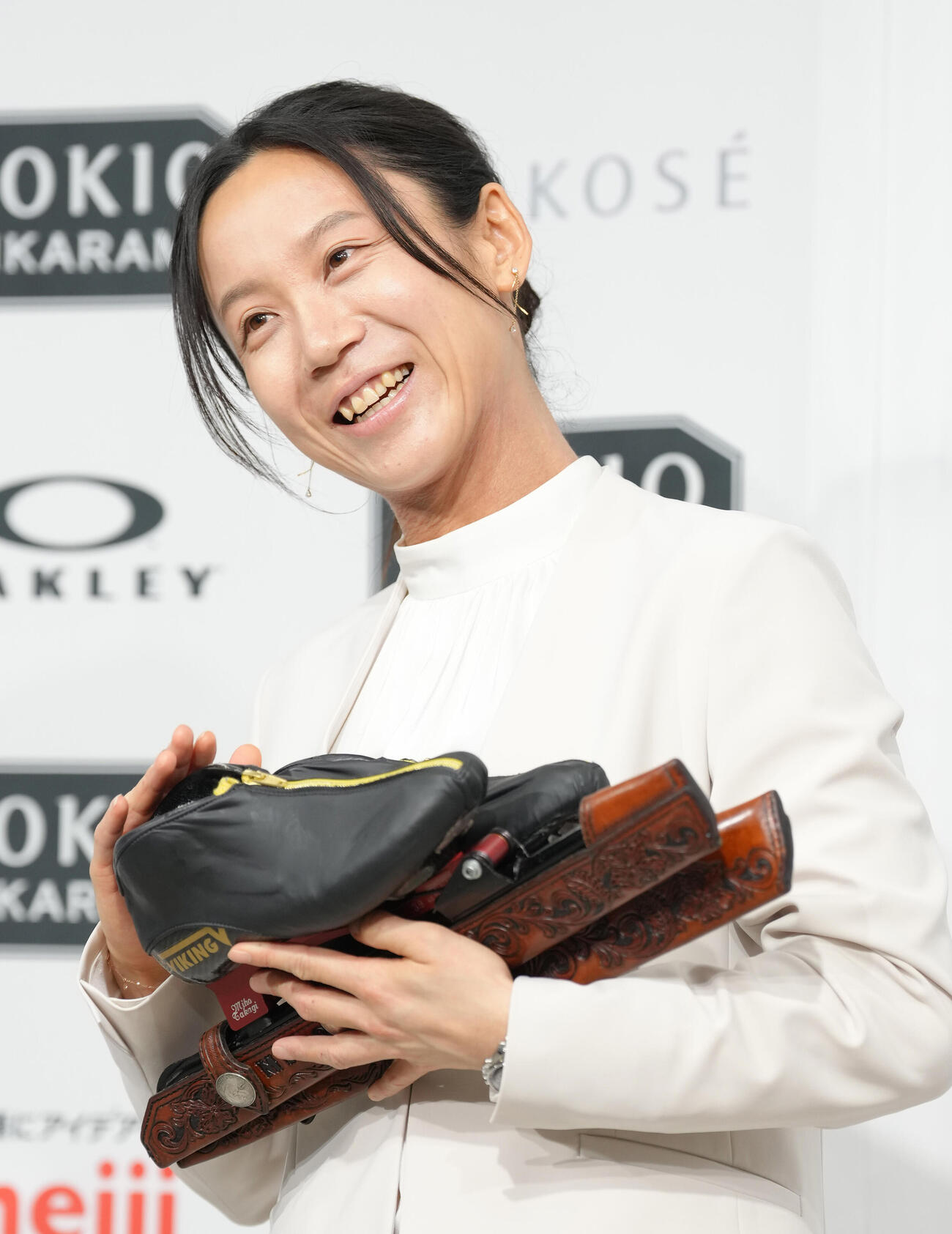 引退会見を終え、笑顔を見せる高木美帆（撮影・足立雅史）