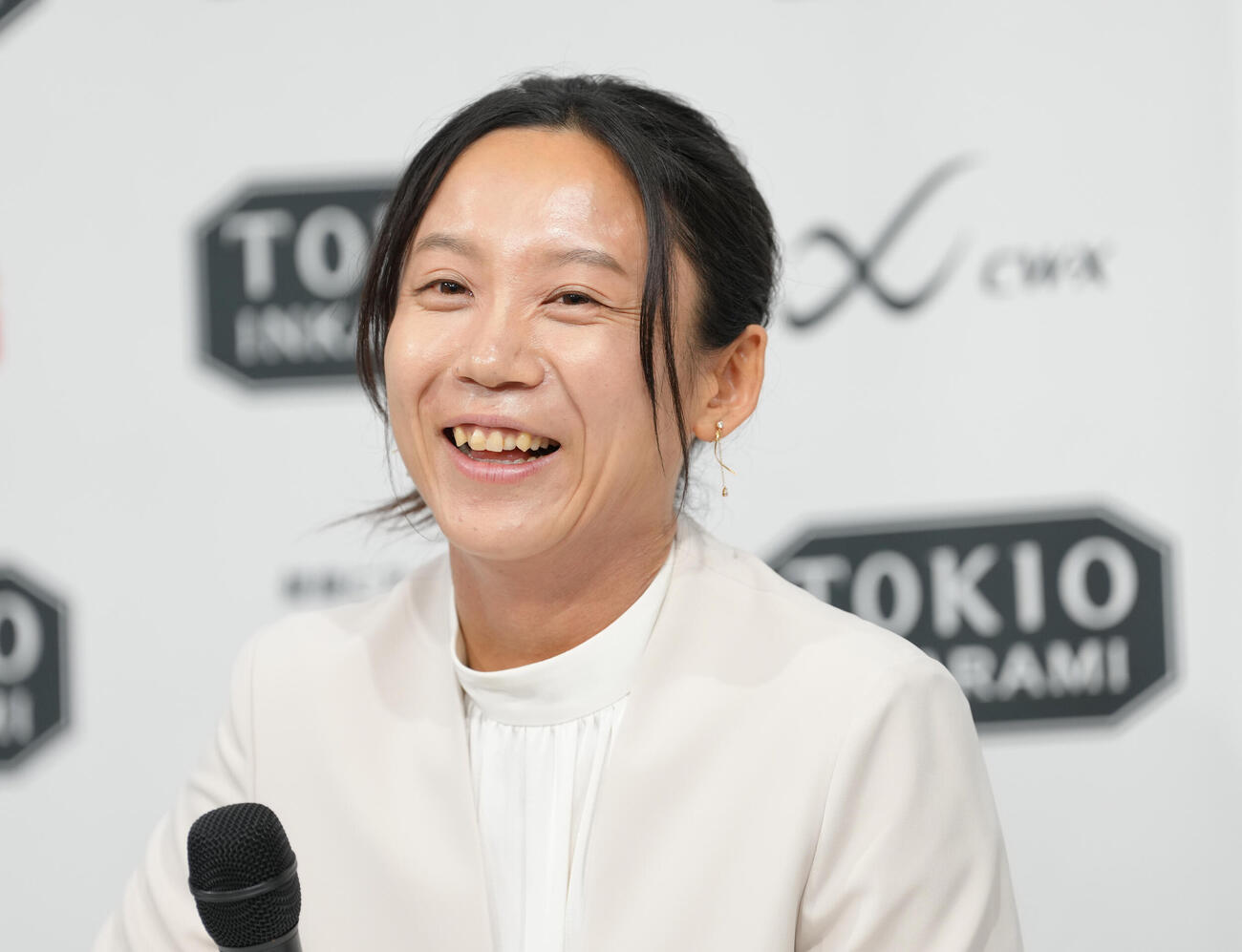 会見中、笑顔を見せる高木美帆（撮影・足立雅史）