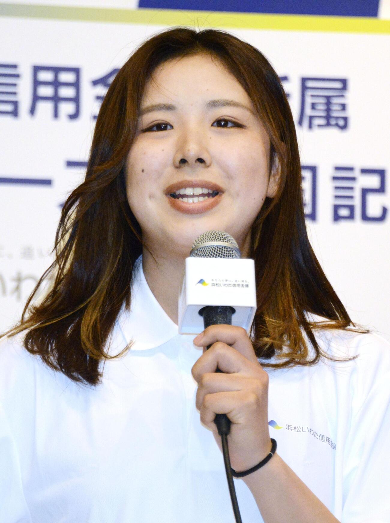 シーズン報告会で話すスノーボード女子の三木つばき（共同）