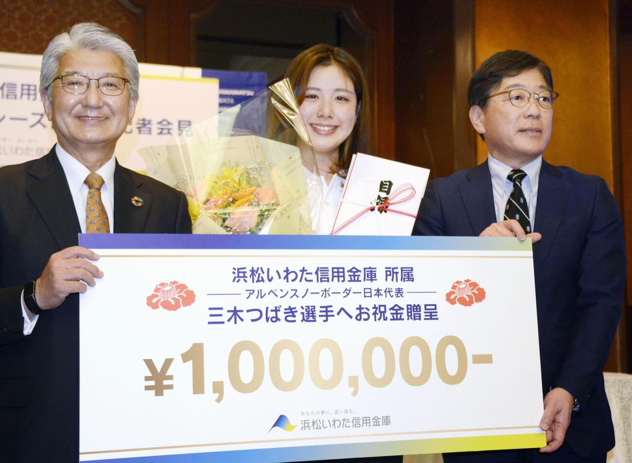 シーズン報告会で写真に納まるスノーボード女子の三木つばき（共同）