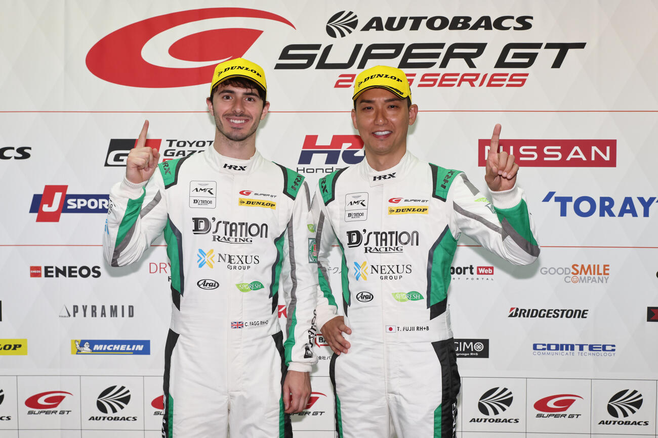 スーパーGT第1戦のGT300クラスでポールポジションを獲得したファグ、藤井（左から、GTA提供）