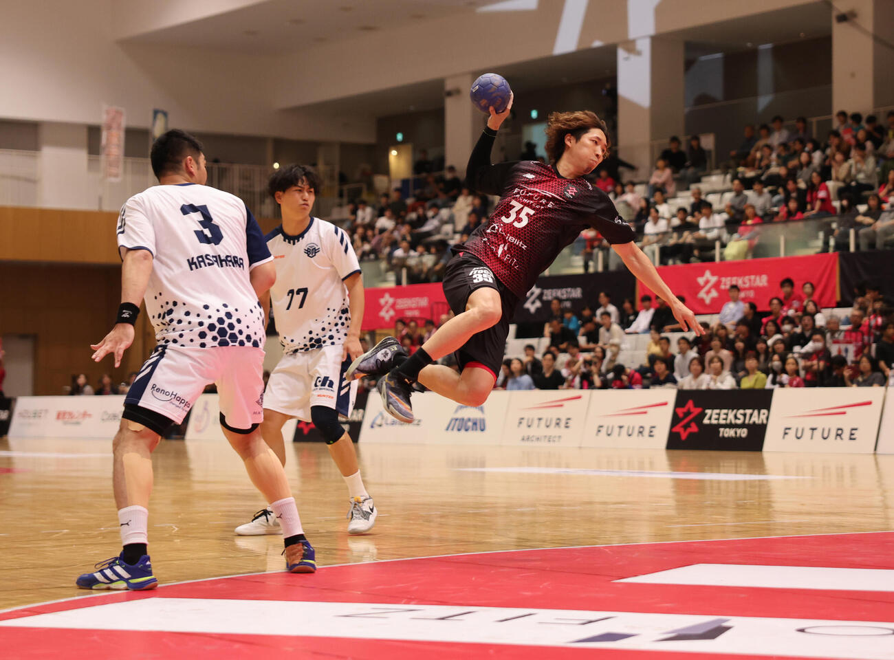 ジークスター東京対アースフレンズBM東京・神奈川　後半、ゴールを決めるジークスター東京・小山（撮影・水谷安孝）