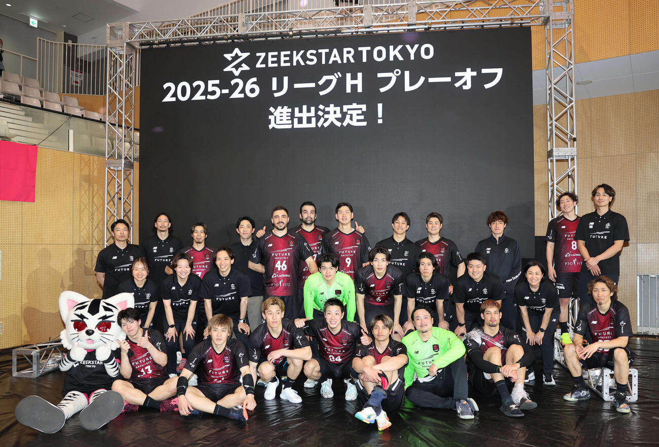 ジークスター東京対アースフレンズBM東京・神奈川　プレーオフ進出を決め笑顔のジークスター東京の選手たち（撮影・水谷安孝）