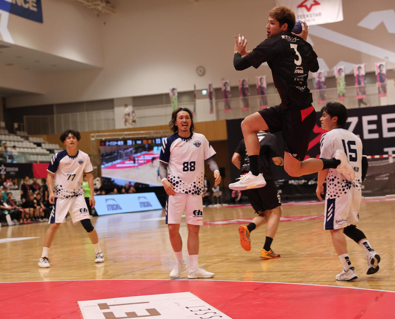 後半、ゴールを決めるジークスター東京・部井久（撮影・水谷安孝）
