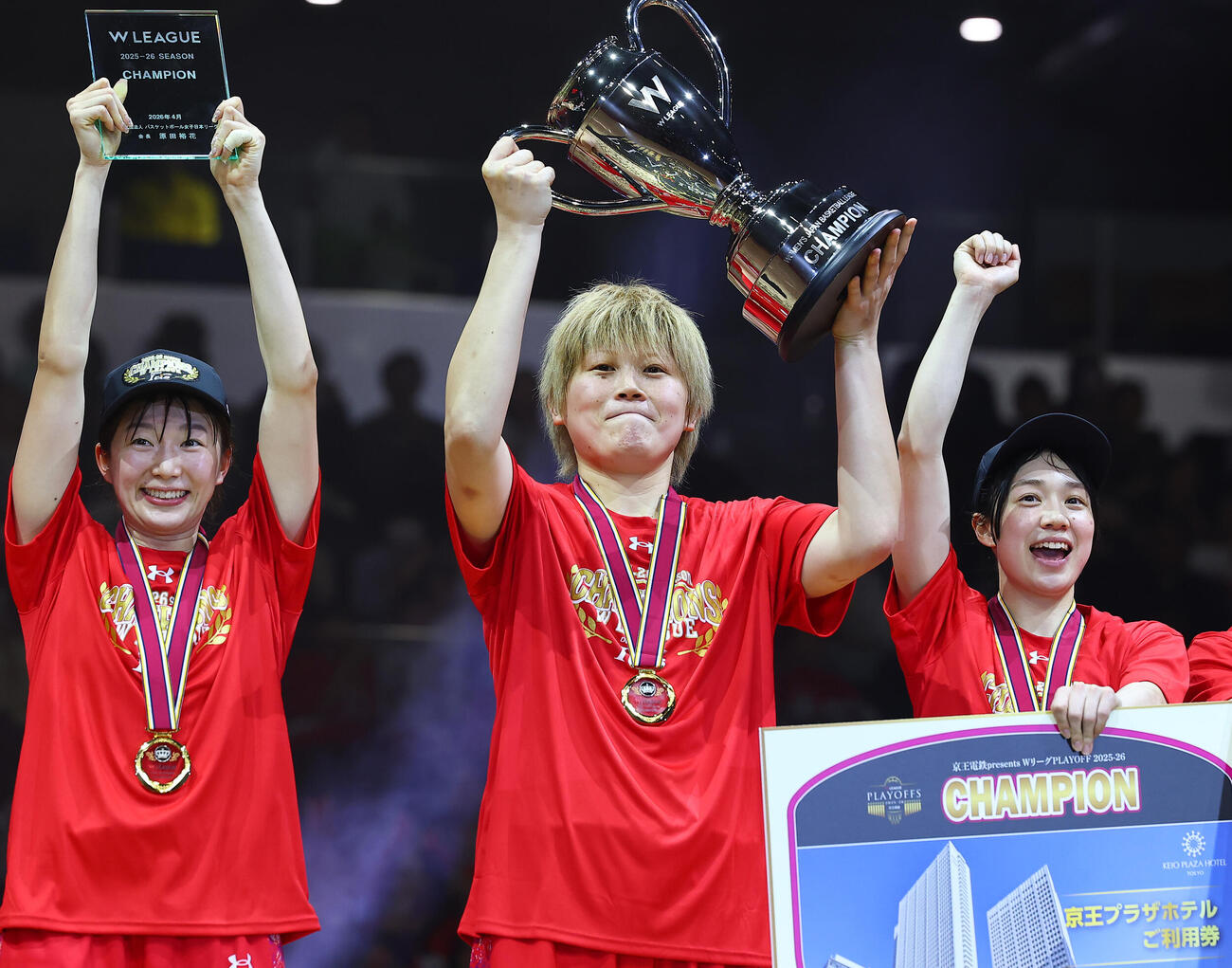 トヨタ自動車対デンソー　優勝し喜ぶデンソー高田（中央）ら（撮影・野上伸悟）