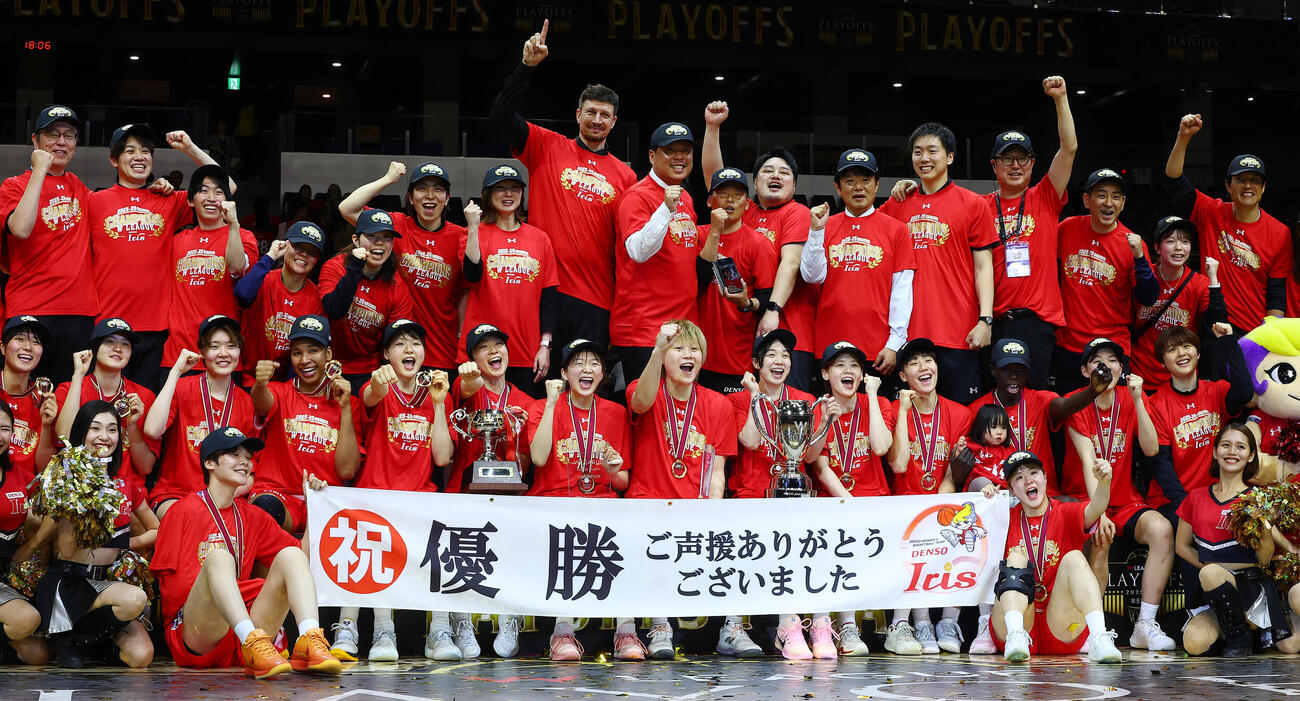 トヨタ自動車対デンソー　優勝し喜ぶデンソーの選手、スタッフ（撮影・野上伸悟）