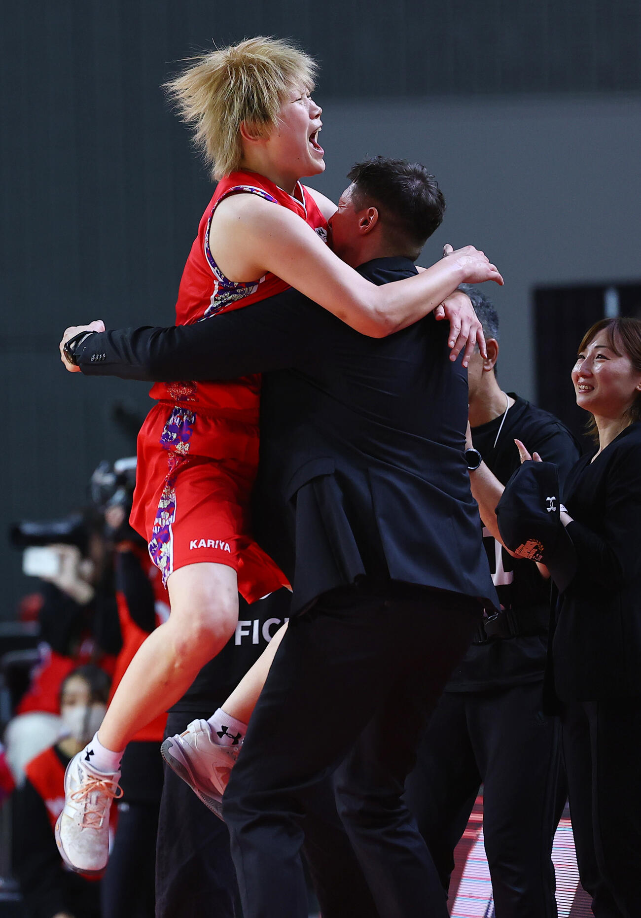 トヨタ自動車対デンソー　優勝しブクサノビッチヘッドコーチ（右）に抱きついて喜ぶデンソー高田（撮影・野上伸悟）