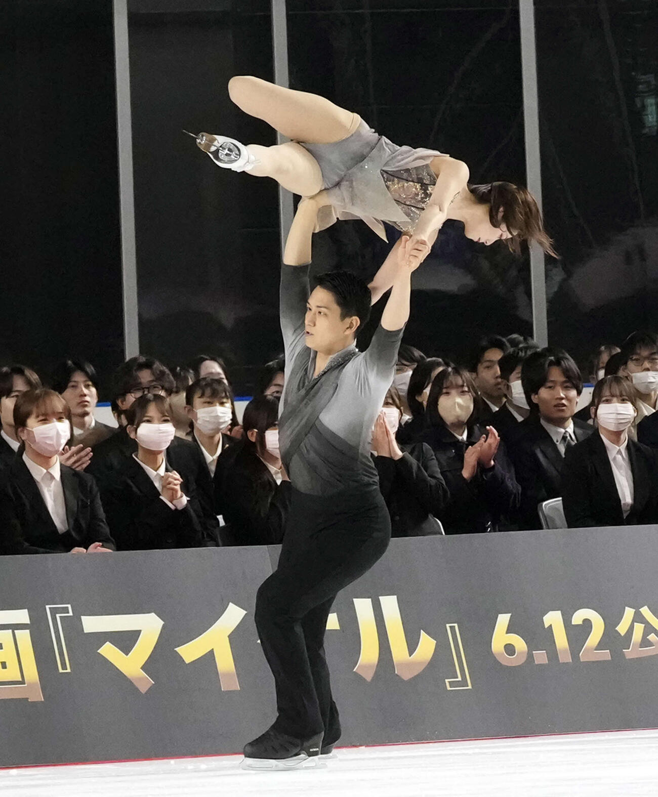 パフォーマンスを披露する木原（下）と三浦（撮影・小島史椰）
