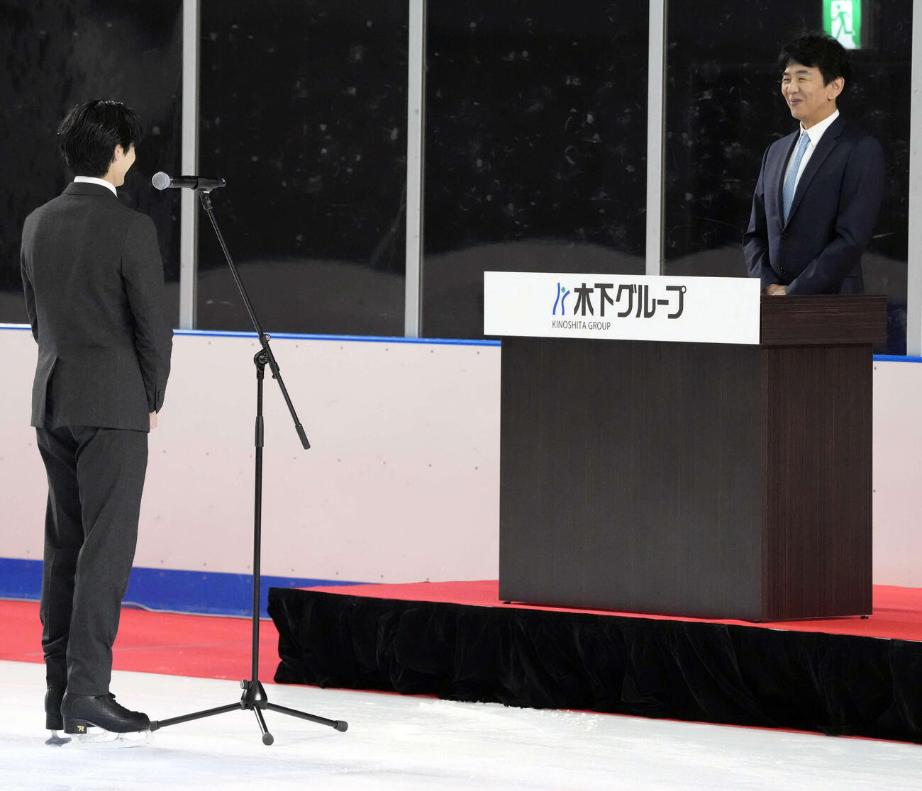 新入生代表あいさつをする島田高（左）と木下グループ代表取締役木下社長（撮影・小島史椰）