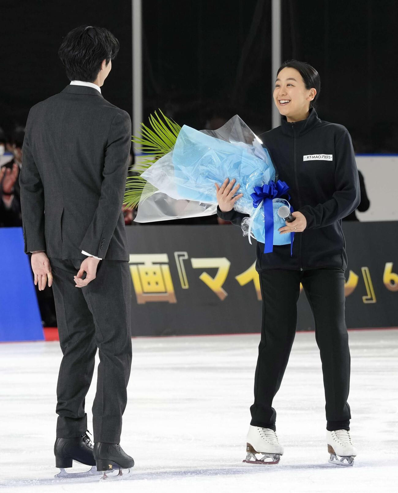 木下グループ入社式にサプライズで登場し花束を渡す浅田真央さん（右）と島田高（撮影・小島史椰）