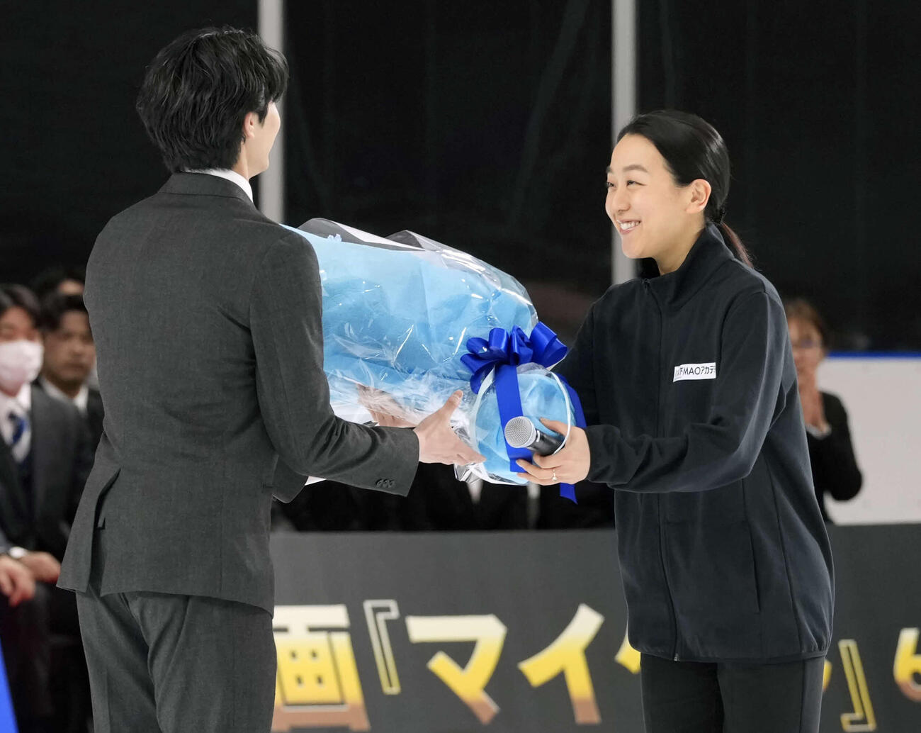 木下グループ入社式にサプライズで登場し花束を渡す浅田真央さん（右）と島田高（撮影・小島史椰）