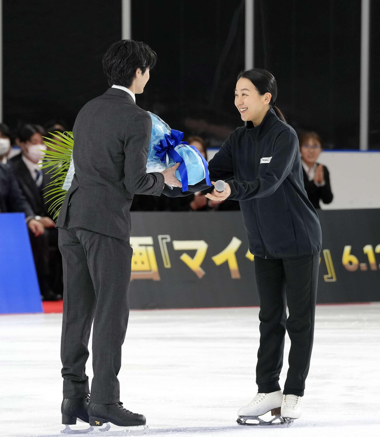 木下グループ入社式にサプライズで登場し花束を渡す浅田真央さん（右）と島田高（撮影・小島史椰）