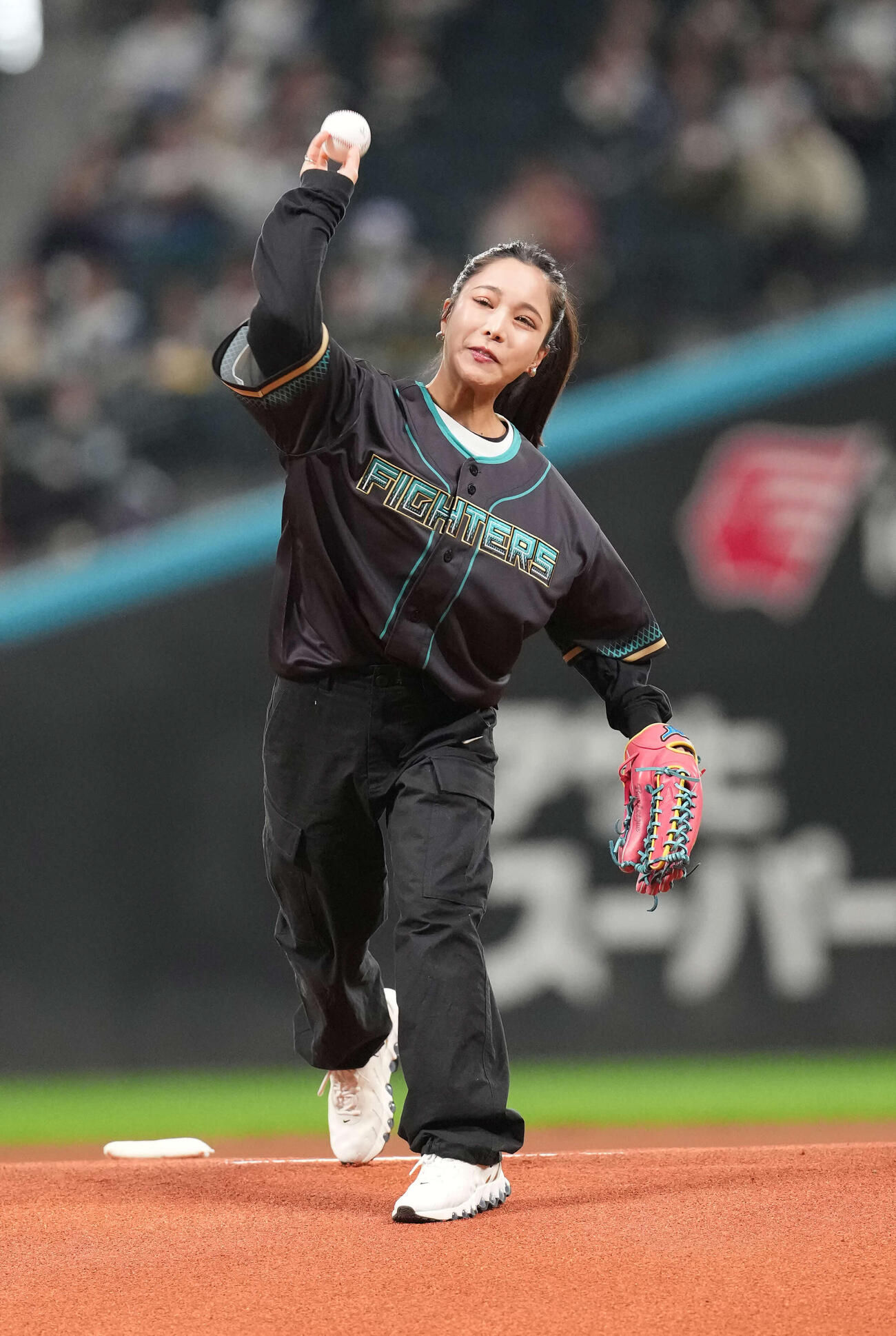 日本ハム対ソフトバンク　ファーストピッチセレモニーに登場したノルディックスキージャンプの高梨（撮影・井上学）