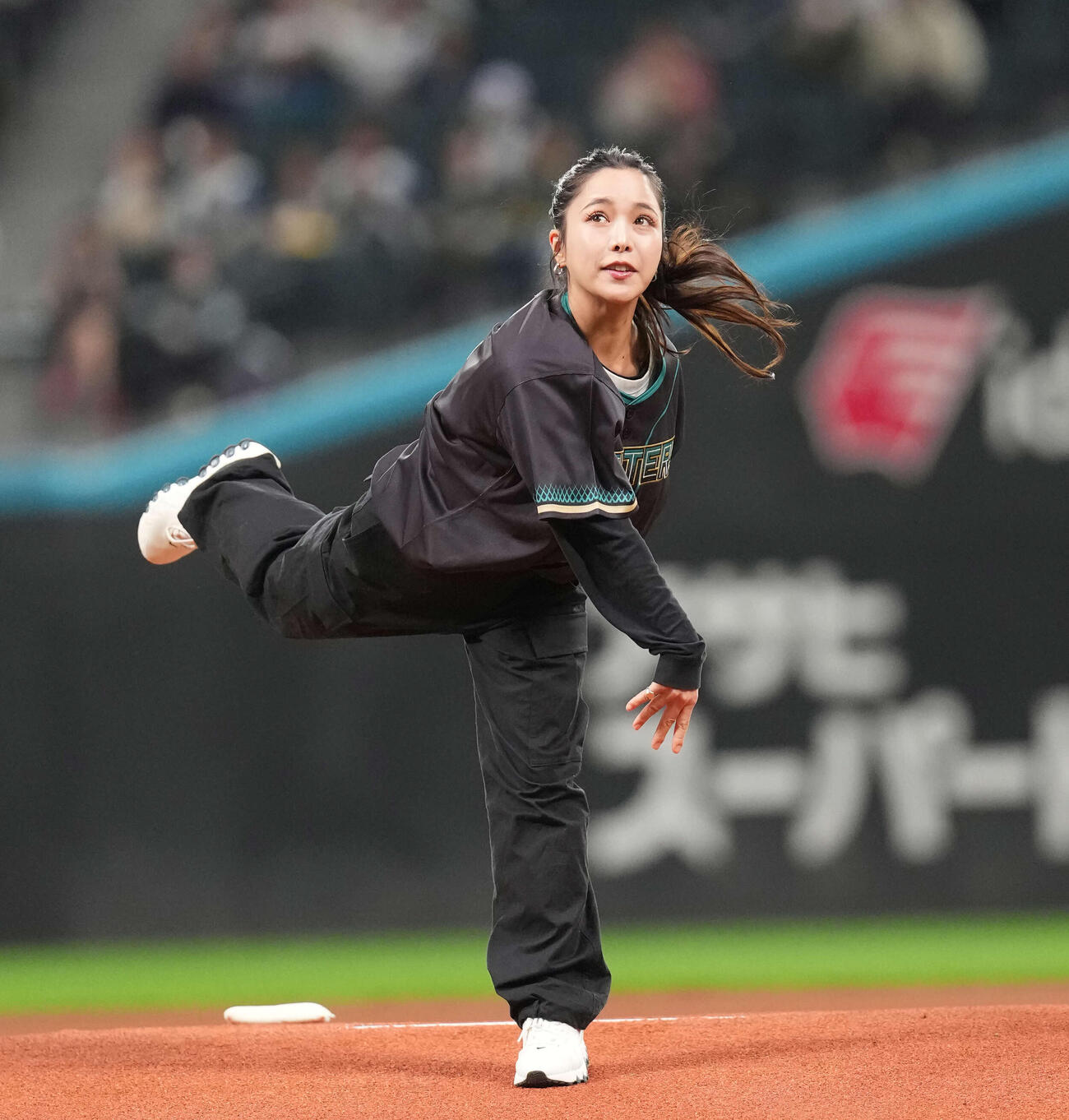 日本ハム対ソフトバンク　ファーストピッチセレモニーに登場したノルディックスキージャンプの高梨（撮影・井上学）