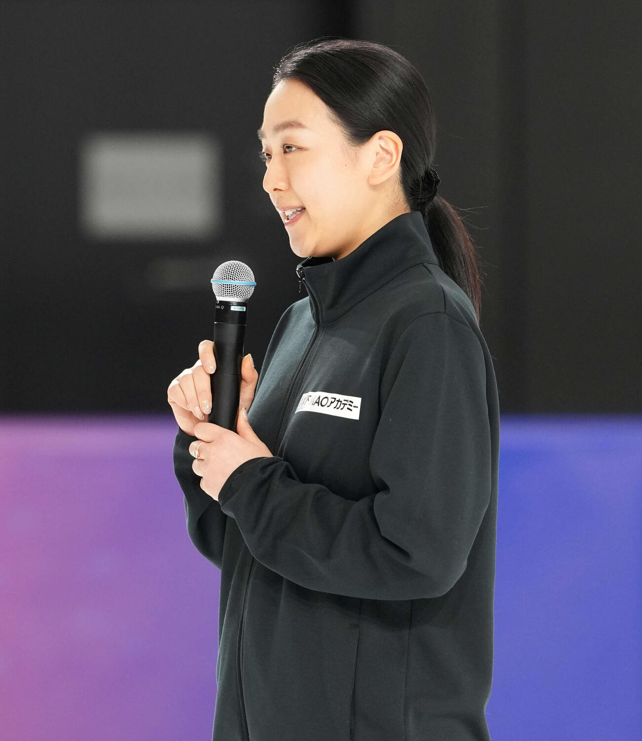 木下グループ入社式にサプライズで登場しあいさつをする浅田真央さん（撮影・小島史椰）