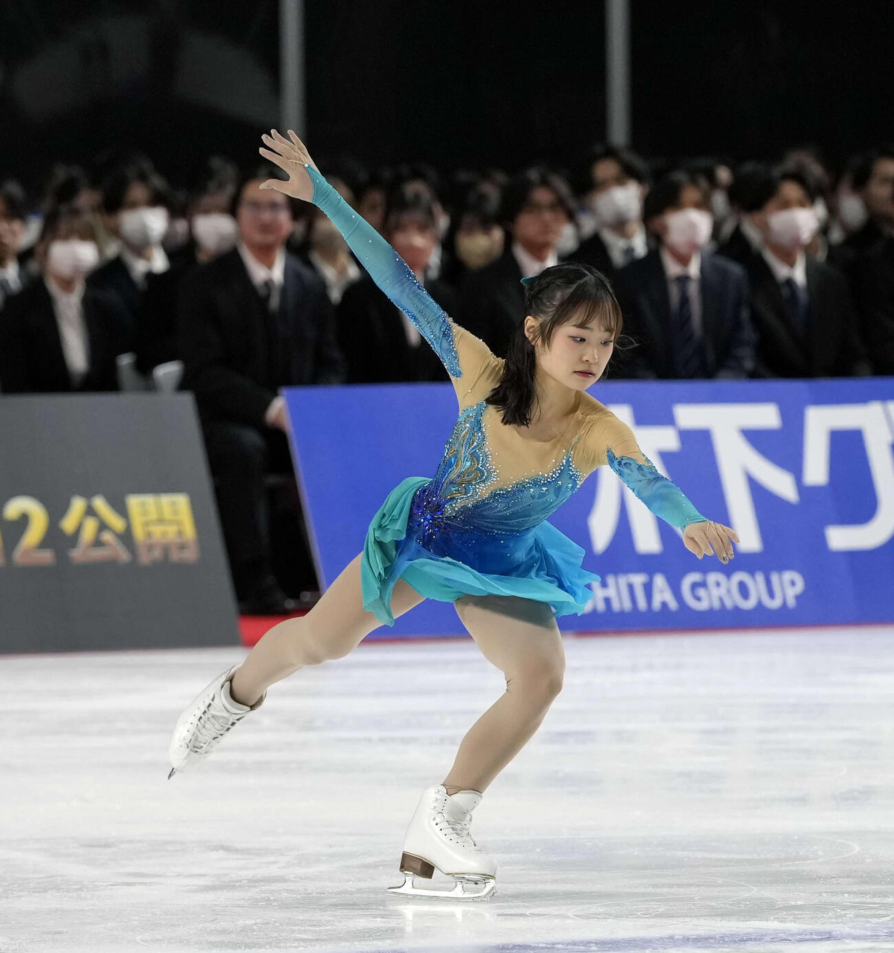 木下グループ入社式でパフォーマンスを披露する島田麻（撮影・小島史椰）