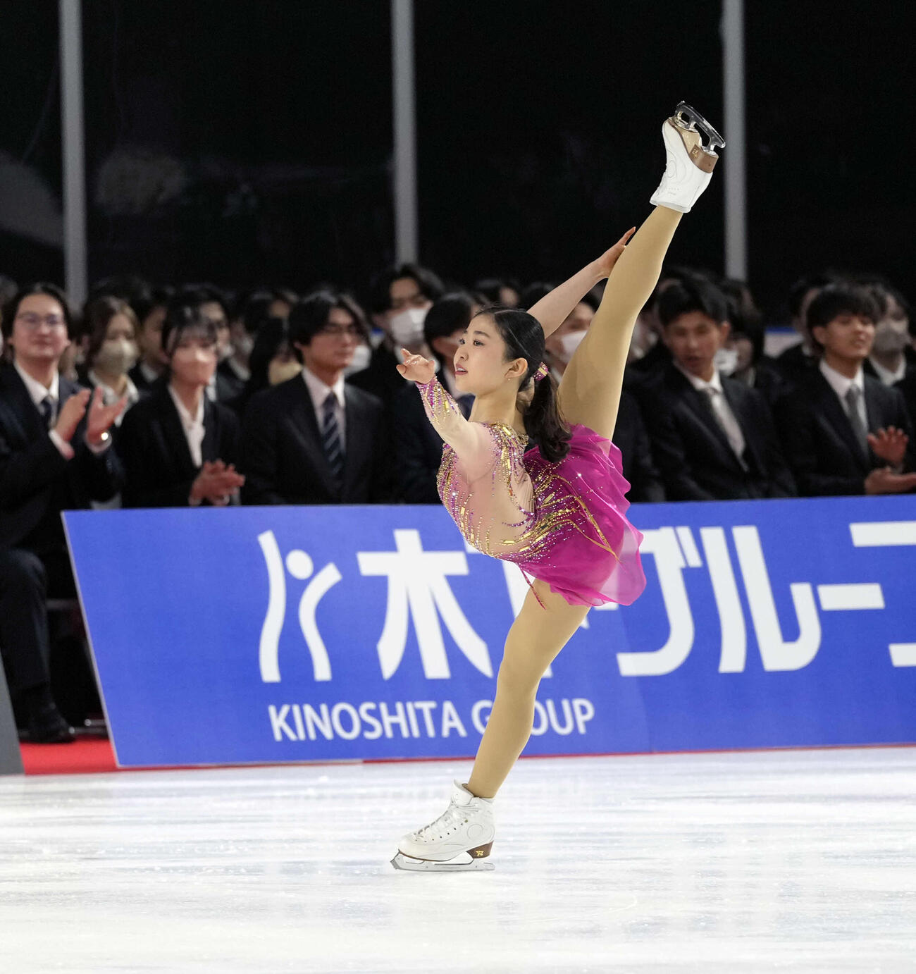 木下グループ入社式でパフォーマンスを披露する千葉（撮影・小島史椰）