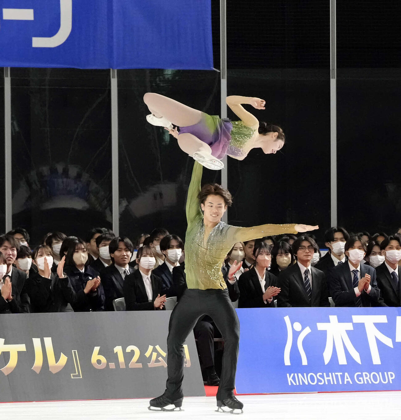 木下グループ入社式でパフォーマンスを披露する森口（下）と長岡（撮影・小島史椰）
