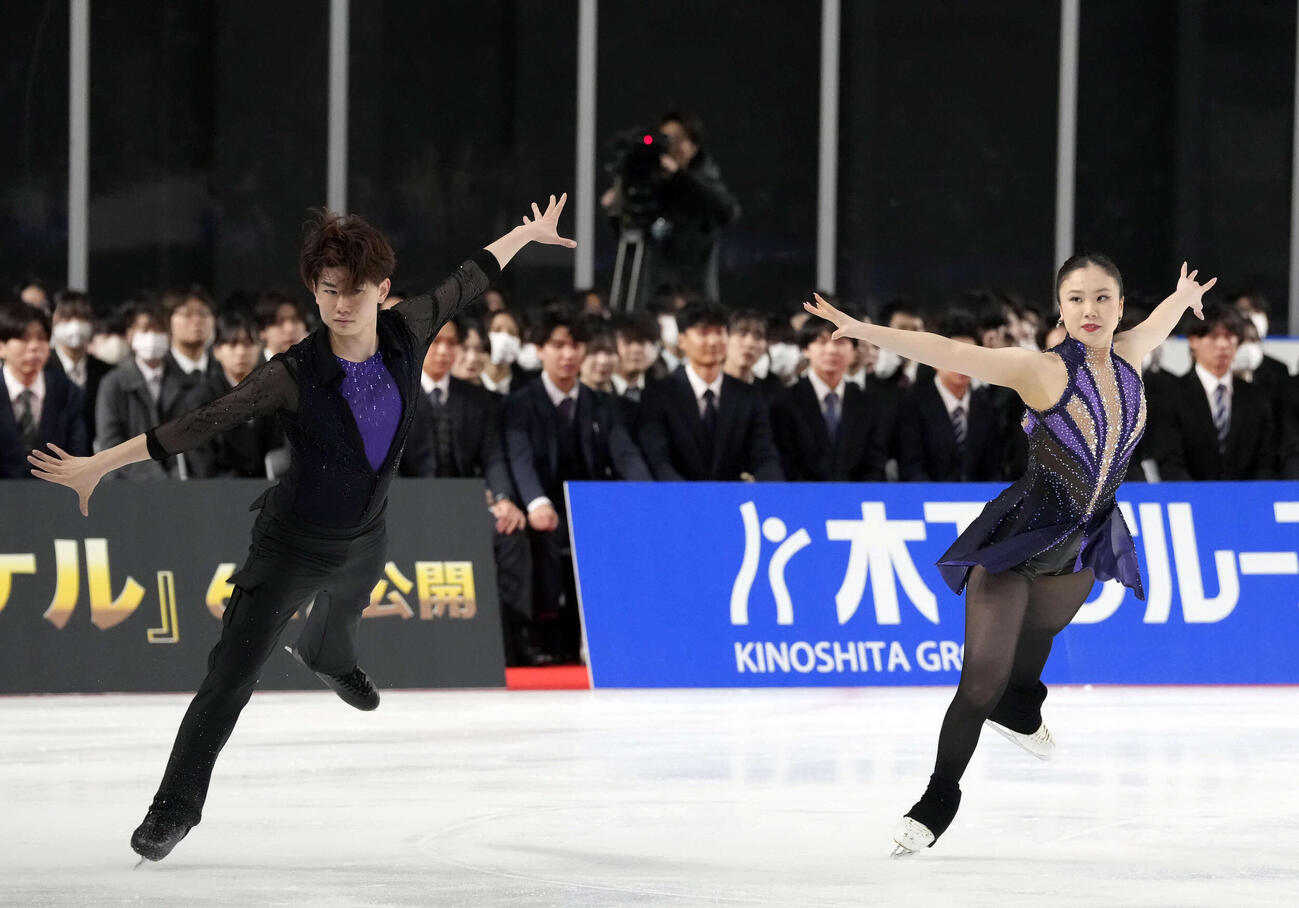 木下グループ入社式でパフォーマンスを披露する森田（左）と吉田（撮影・小島史椰）