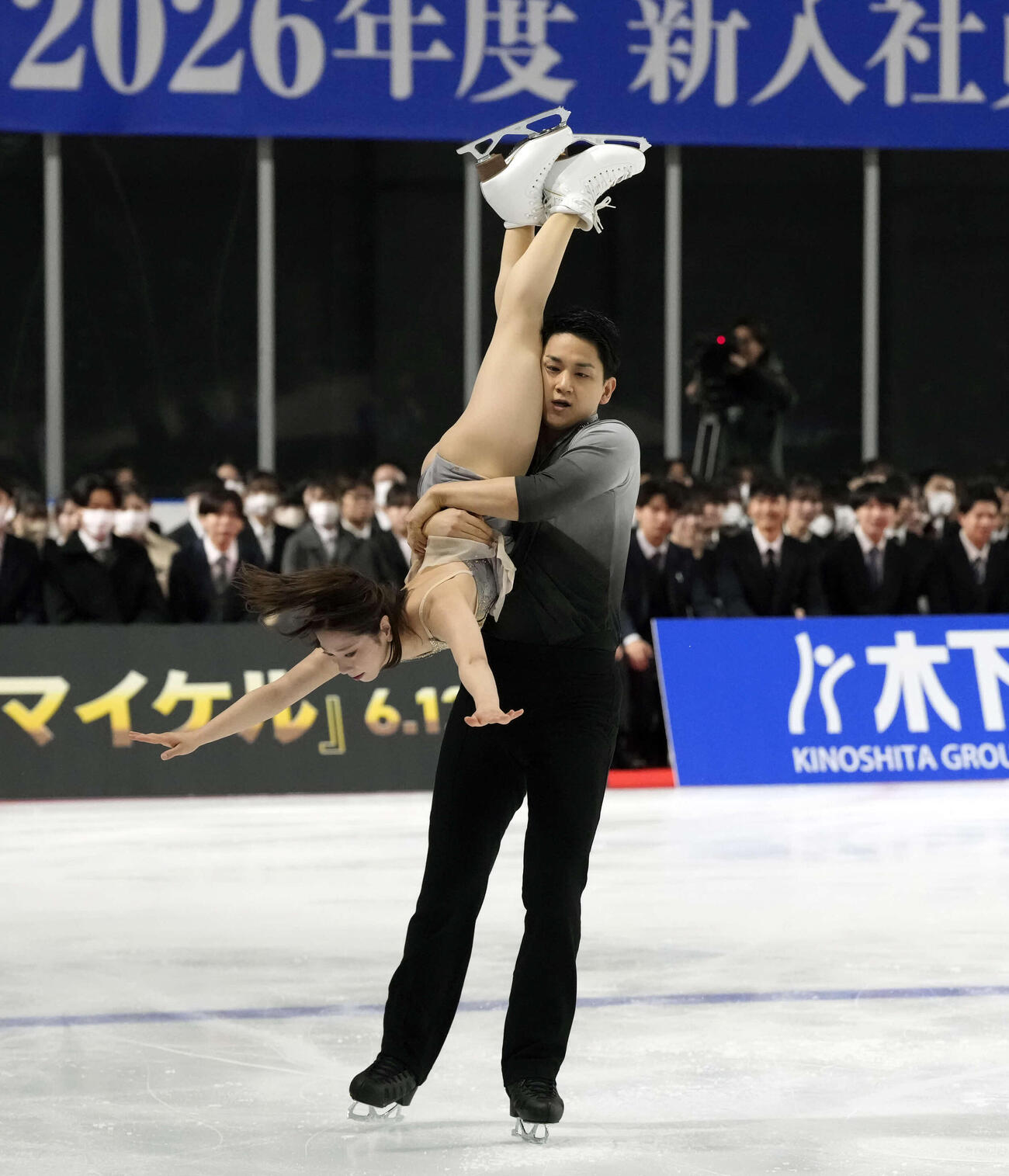 パフォーマンスを披露する三浦（左）と木原（撮影・小島史椰）