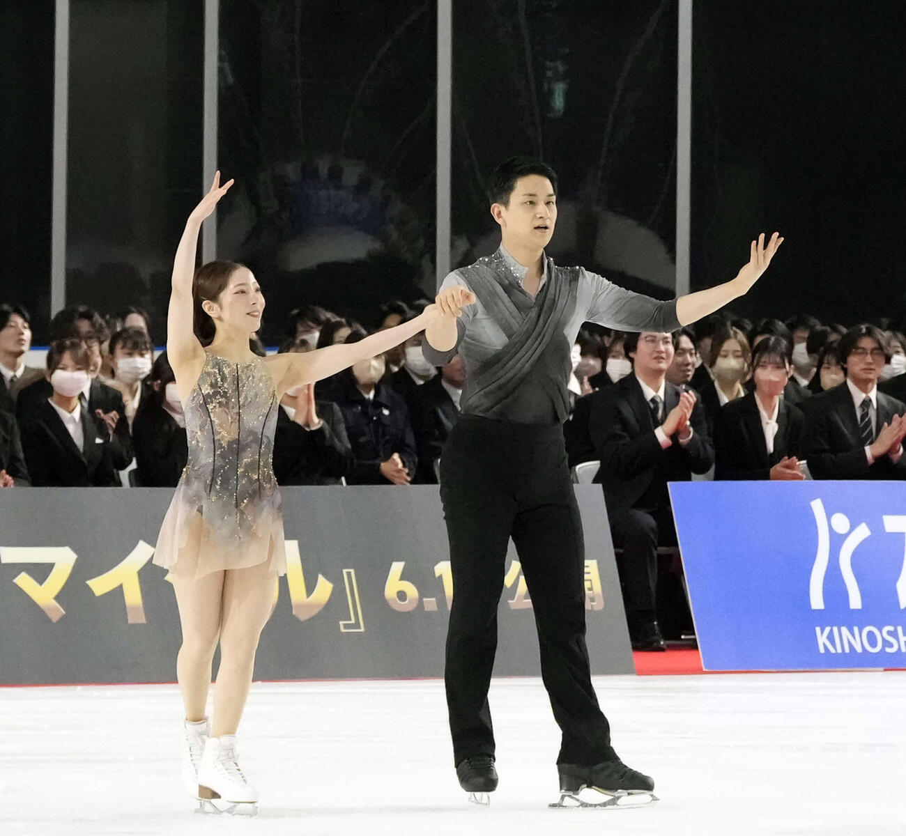 パフォーマンスを披露する三浦（左）と木原（撮影・小島史椰）
