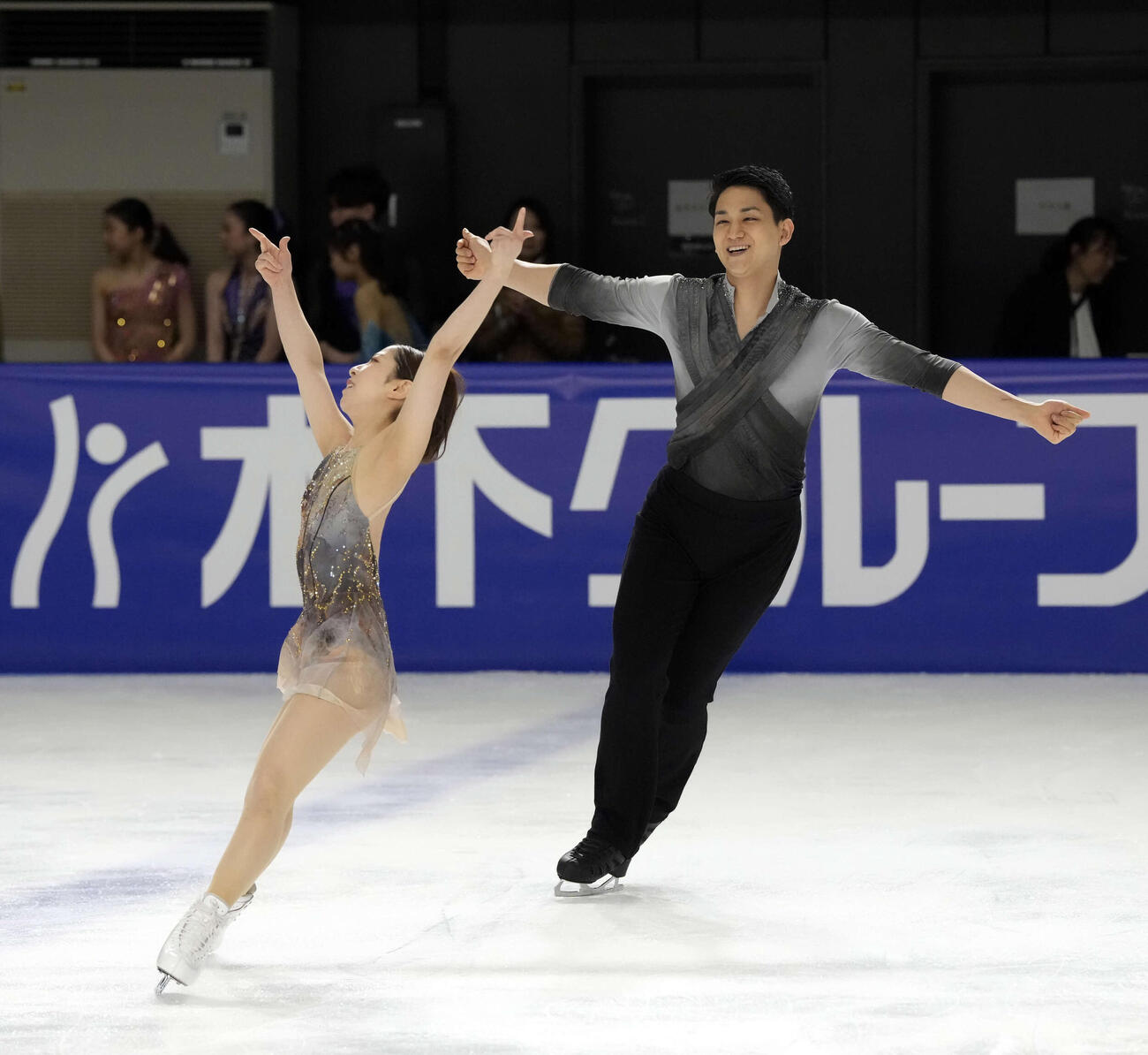 パフォーマンスを披露する三浦（左）と木原（撮影・小島史椰）