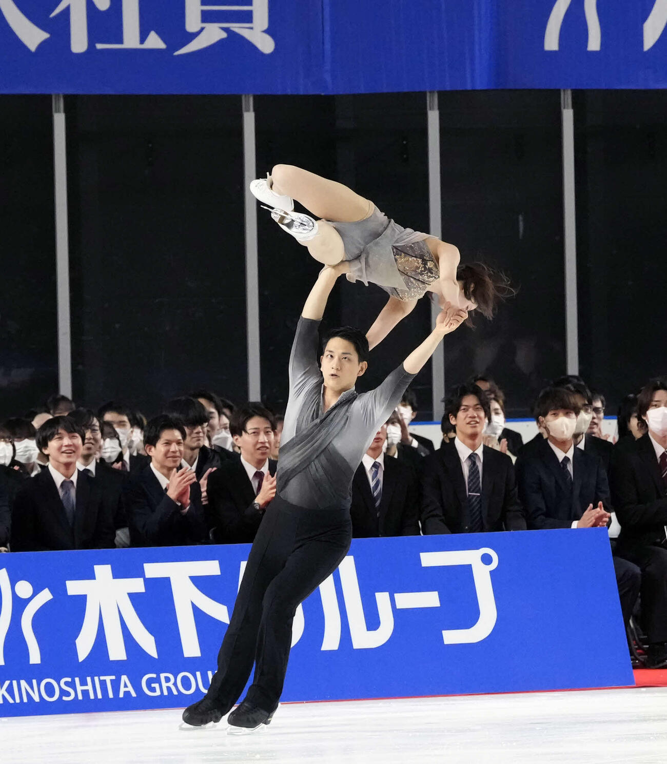 パフォーマンスを披露する木原龍一（下）と三浦璃来（撮影・小島史椰）