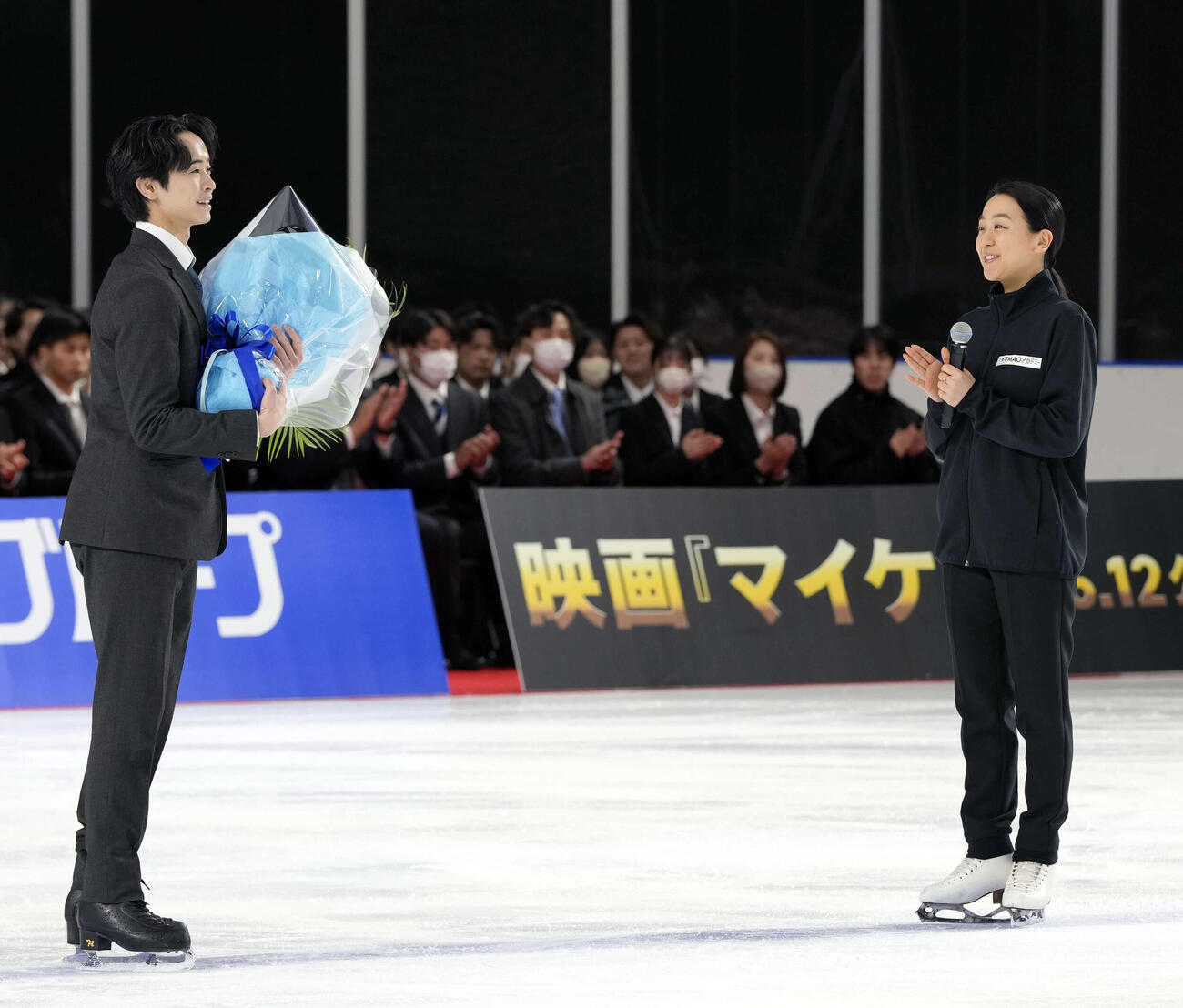 木下グループ入社式にサプライズで登場し花束を渡す浅田真央さん（右）と島田高（撮影・小島史椰）