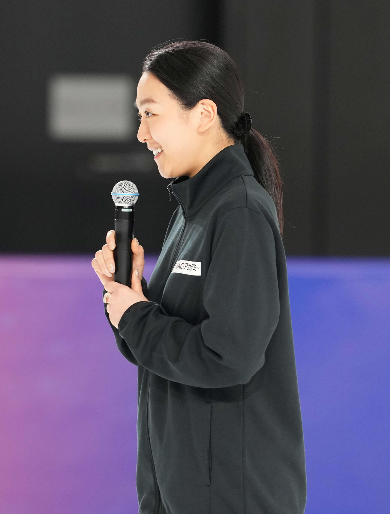 木下グループ入社式にサプライズで登場しあいさつをする浅田真央さん（撮影・小島史椰）